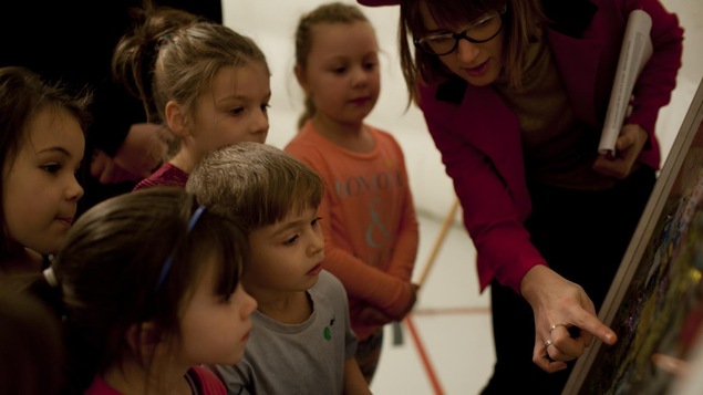 Des enfants observent une oeuvre du Musée ambulant