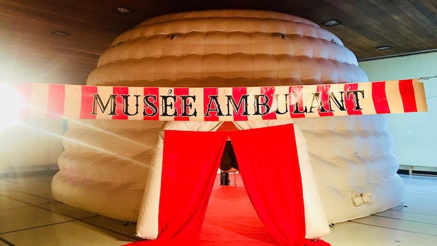 Un tente gonflée avec l'inscription Musée ambulant