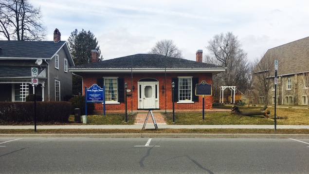 Le musée en briques rouges vue de la rue