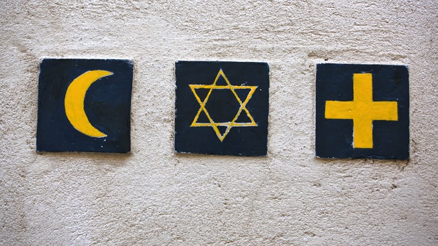 Le croissant, symbole de l'Islam, l'étoile de David des Juifs et la croix chrétienne