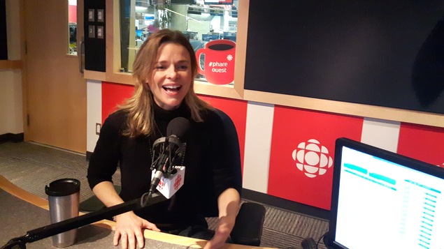 Myriam Laroche assise en studio radio