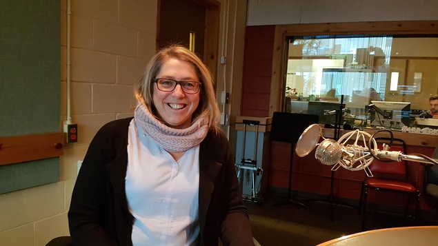 Natasha Savoie, coordonnatrice et fondatrice du Tournoi de curling La claque rose de Sept-Îles, en studio à Radio-Canada Côte-Nord