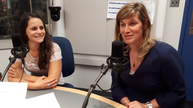 Isabelle Dionne, coprésidente d'honneur et doyenne de la Faculté des sciences de l'activité physique de l'UdeS et Audrey St-Onge, participante et étudiante à la maîtrise en didactique de l'histoire, en discutent avc Réjean Blais.