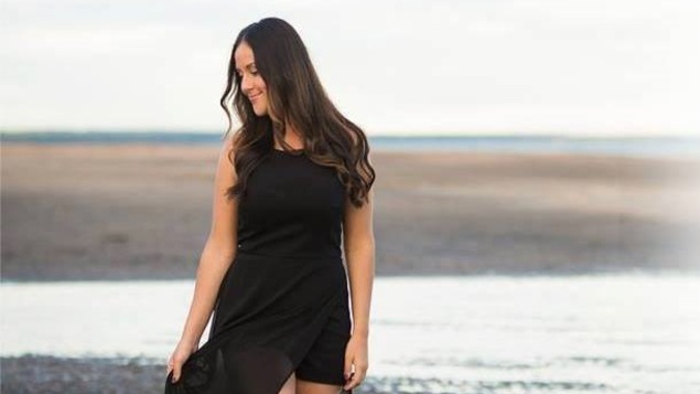 La chanteuse Nathalie Noël, sur une plage nord-côtière