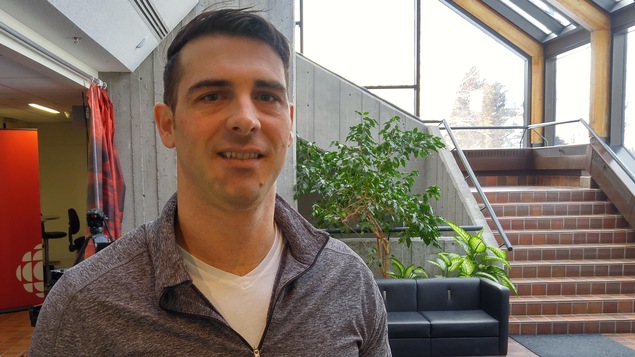 Nicolas Beauchemin dans le hall d'entrée de la maison de Radio-Canada à Saguenay