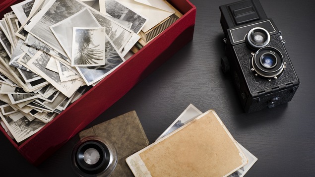 Une boîte de photos et un appareil photo