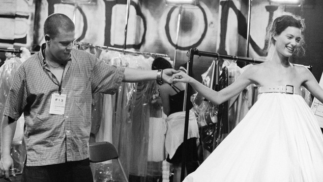 Alexander McQueen tient la main de la mannequin Shalom Harlow.