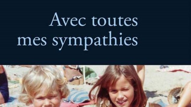 Une photo de deux enfants à la plage.