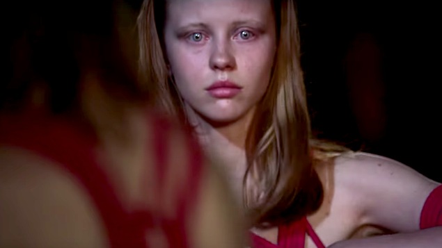 Une danseuse de ballet avec un regard troublant.