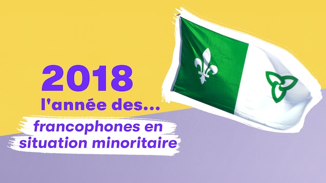 Le drapeau franco-ontarien sur fond jaune et lilas avec le texte : «2018, l'année des francophones en situation minoritaire».