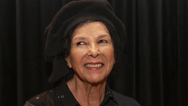 Portrait d'Alanis Obomsawin sur fond noir.