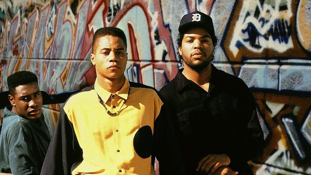 Morris Chestnut, Cuba Gooding Jr, et Ice Cube devant un mur couvert de graffitis. Ils regardent la caméra avec un regard de défiance.