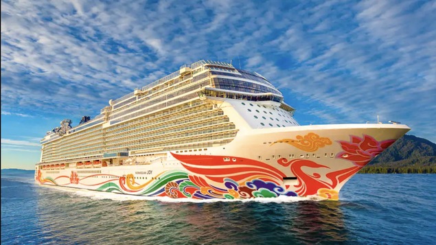 Un bateau de croisière peinturé de motifs colorés.