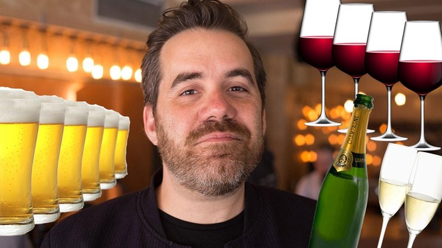Portrait de Jean-Sébastien Girard avec un collage de verres d'alcool autour.