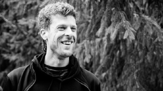 Portrait en noir et blanc de Jonathan Harnois, souriant. Portrait en noir et blanc de Jonathan Harnois, souriant.