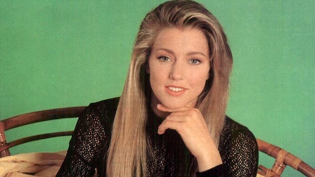 Portrait de Julie Masse, jeune, sur fond vert.
