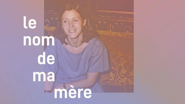 Photo d'une femme souriante, avec des couleurs surannés. Le texte «Le nom de ma mère» apparait en surimposition, ainsi que le logo de Transistor.