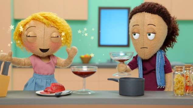 Deux marionnettes boivent une coupe de vin. Marie-Cute sourit avec des étoiles autour des yeux, Sally a l'air dépité.