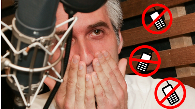 Un portrait d'Olivier Niquet, la tête dans les mains, excédé par l'interdiction d'utiliser son téléphone intelligent.