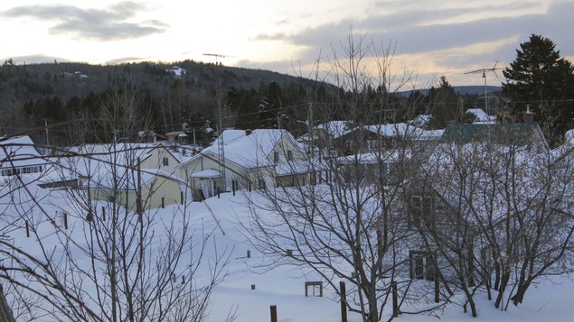 Le village de Saint-Élie-de-Caxton, à la brunante.