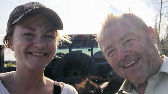 Stéphanie Boulay et son père Paul-Aimé sont devant un camion pick-up.