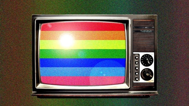 Un vieux téléviseur avec un arc-en-ciel dans l'écran.