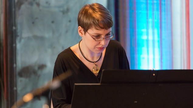 Carol-Ann Fraser joue du piano.