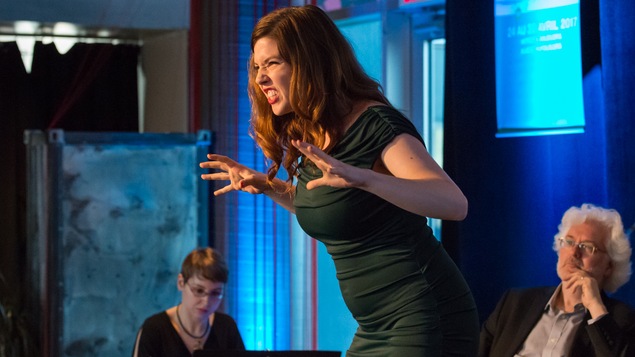 La soprano Chelsea Rus chante sur scène.