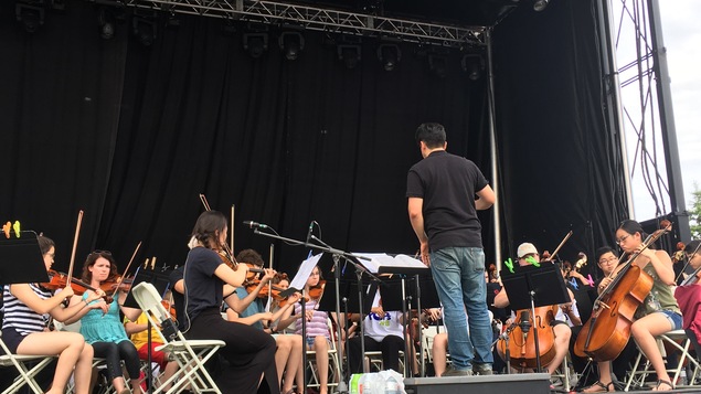L’Orchestre des jeunes du Nouveau-Brunswick en répétition sur la scène du Parc Riverain à Moncton en prévision de l’événement POPs NB.