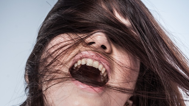 Portrait d'une jeune femme en extase. Certaines recherches tendent à prouver que le point G ne serait en fait que le prolongement du clitoris, ce qui pourrait remettre en question les croyances entourant les orgasmes dits clitoridiens ou vaginaux.