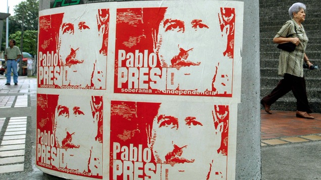 affiche rouge et blanche