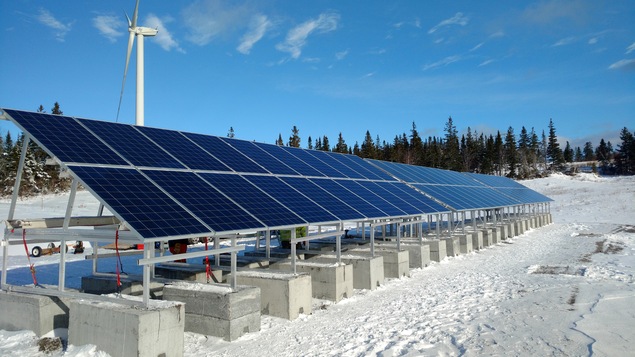 Les panneaux solaires photovoltaïques de la station d'expérimentation de Nergica à Rivière-au-Renard.