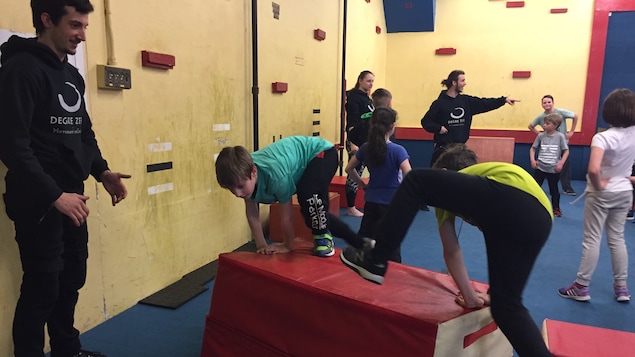 Philippe Létourneau, propriétaire du Module de Sherbrooke, enseigne les rudiments du parkour aux enfants.