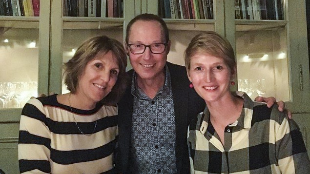 Photo à trois dans une maison