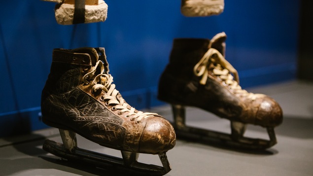 Une paire de patins anciens