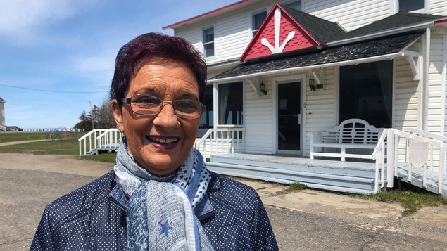 Patricia Brousseau est photographiée devant l'hôtel du Rocher à Madeleine-Centre.