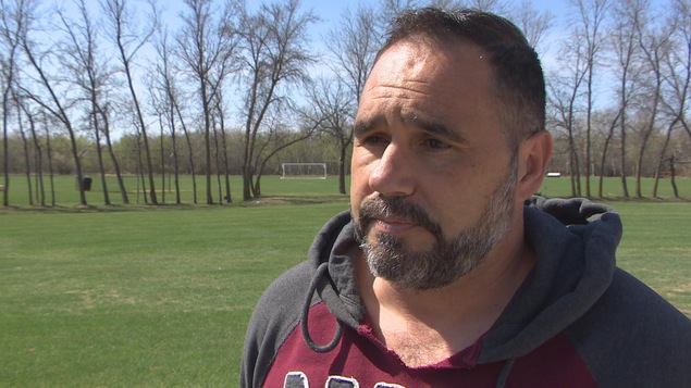Patrick Di Stefani, entraîneur des gardiens de Valour FC se trouve sur un terrain de soccer.