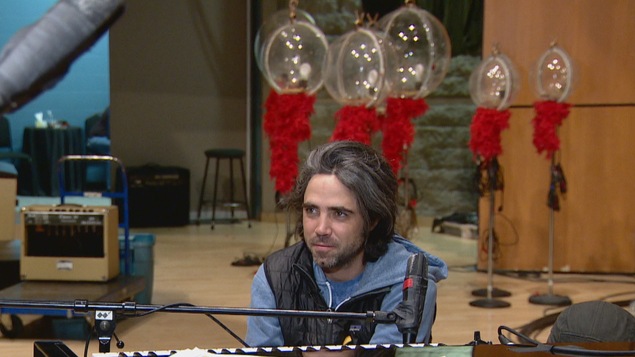 Patrick Watson assit au piano pendant une répétition.