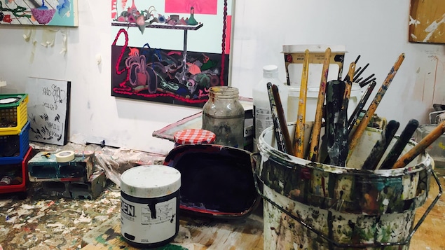 Un atelier d'artiste avec peinture et pinceaux