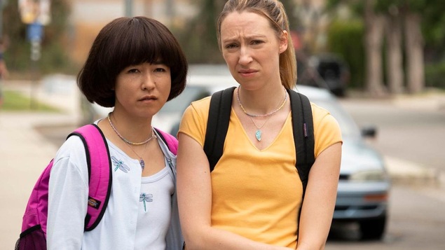 Deux femmes regardent avec méfiance la caméra.