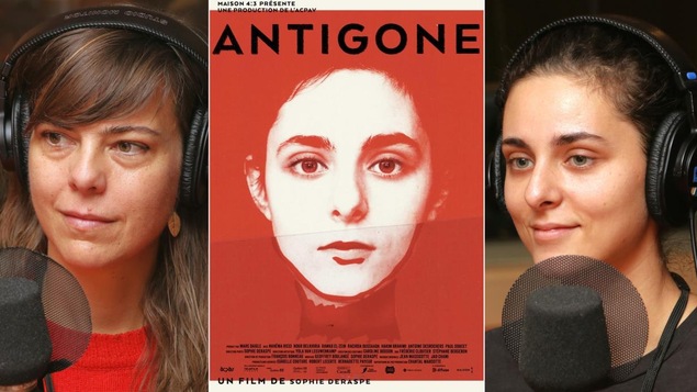 Montage avec deux photos de Sophie Deraspe et Nahéma Ricci devant un micro de radio et l'affiche du film Antigone.