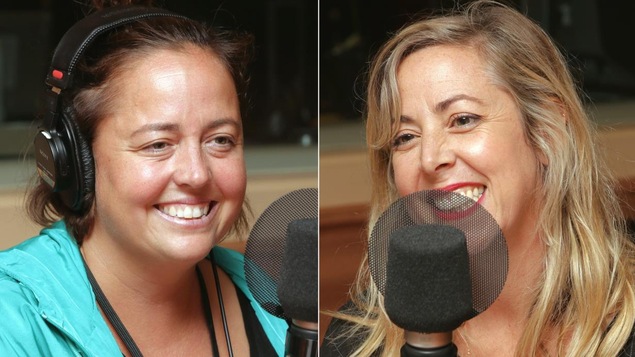 Photos d'Ariane Moffatt et Florence Marcil-Denault devant un micro de radio.