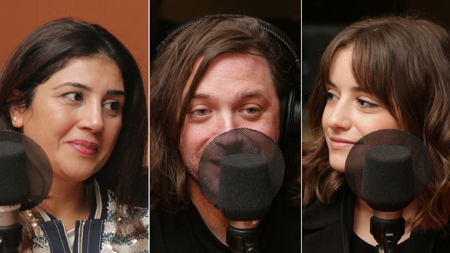 Montage de trois photos de Ghada Touir, Christian Lapointe et Gabrielle Arguin devant un micro de radio.