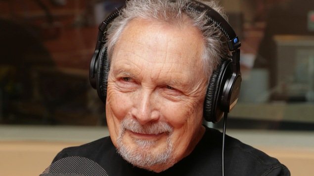 Jacques Michel devant un micro de radio.