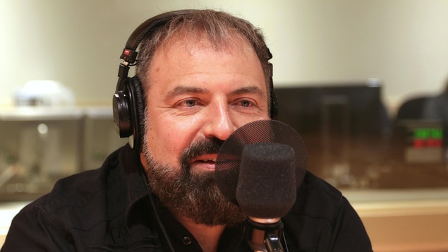 Jean-François Mercier devant un micro de radio.