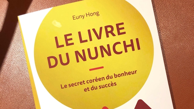 Photo de la couverture du livre Le livre du nunchi : Le secret coréen du bonheur et du succès avec des dessins abstraits de sommets de montagnes.