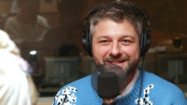 Photo de Pierre Lapointe devant un micro de radio.
