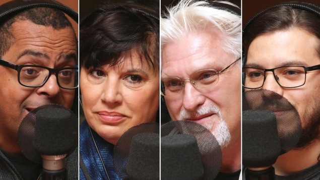 Montage de quatre photos de Gregory Charles, Nathalie Bondil, Jean Barbe et Fábio de Carvalho devant un micro de radio.