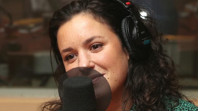 Photo de Virginie Fortin devant un micro de radio.