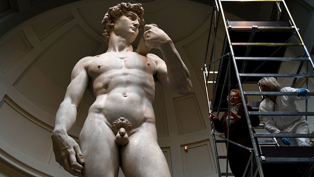 Des artisans planifient la restauration de la statue de David de Michel-Ange à Florence.